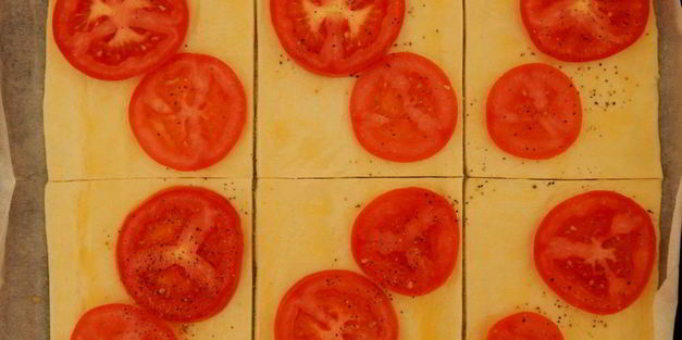 слойки с помидорами