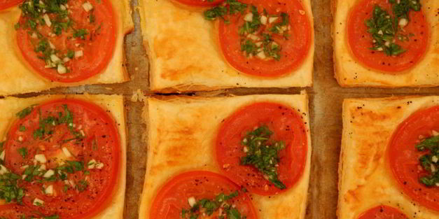 слойки с помидорами