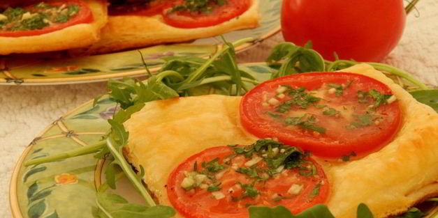 слойки с помидорами