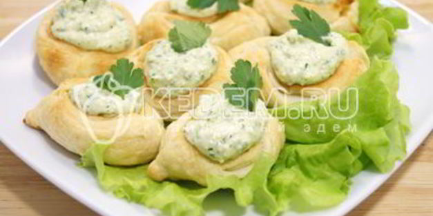 слойки с сырной пастой