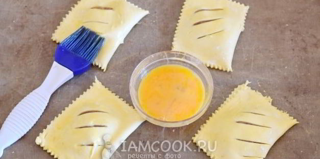 слойки с вареньем из слоеного теста