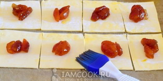 слойки с вареньем из слоеного теста