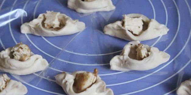 слойки с яблоками и брусникой