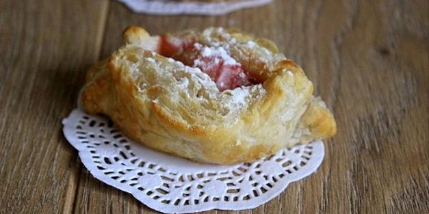 слойки с яблоками и брусникой