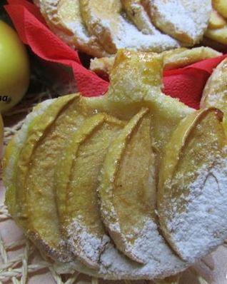 Слойки с яблоками