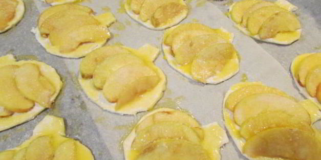 слойки с яблоками