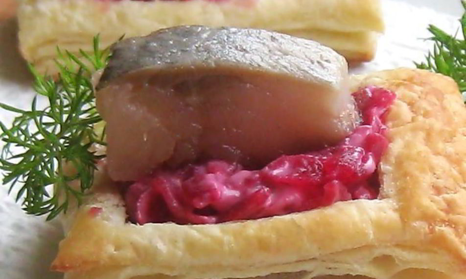 Рецепт слойки со свекольной начинкой и селедкой