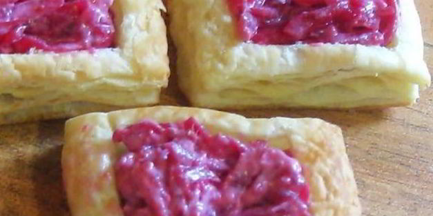 слойки со свекольной начинкой и селедкой