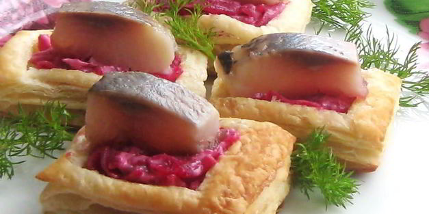 слойки со свекольной начинкой и селедкой