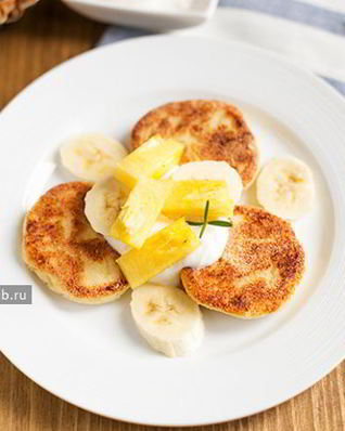 Банановые сырники с ананасами