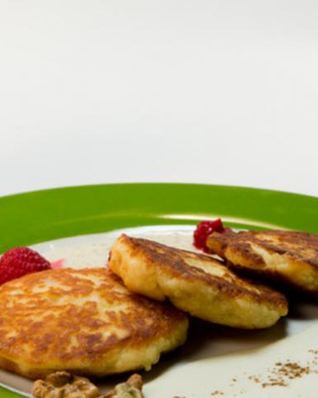 Медовые сырники с малиновым морсом и двумя соусами