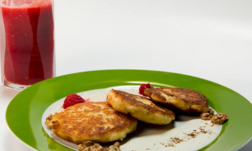 Рецепт медовые сырники с малиновым морсом и двумя соусами