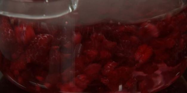 медовые сырники с малиновым морсом и двумя соусами