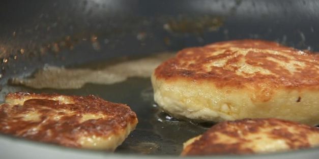 медовые сырники с малиновым морсом и двумя соусами