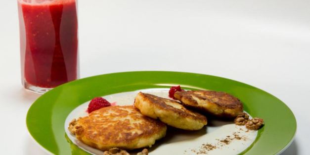 медовые сырники с малиновым морсом и двумя соусами