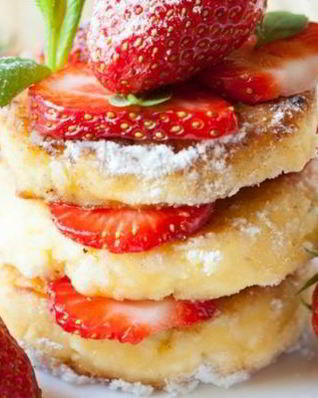 Сырники из творога с клубникой и сметанным соусом