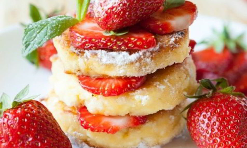 Рецепт сырники из творога с клубникой и сметанным соусом