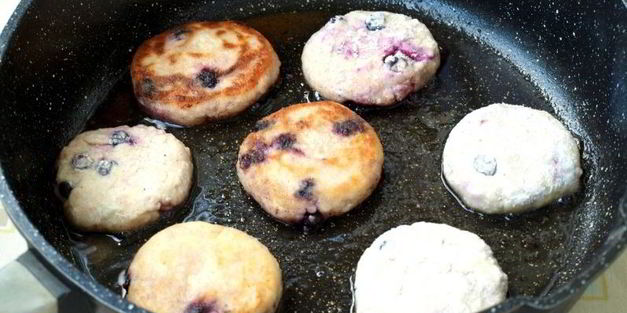 сырники с черной смородиной