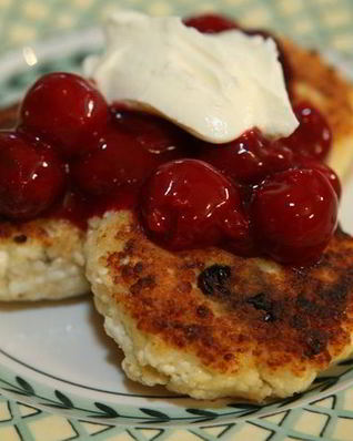 Сырники с вишневым соусом