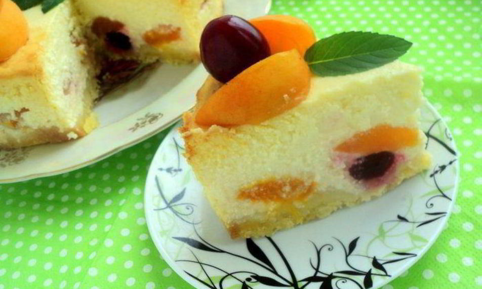Рецепт творожник с абрикосами и вишней