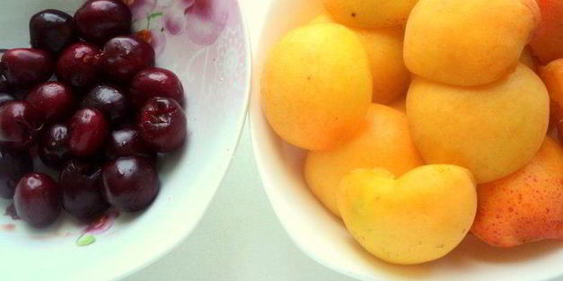 творожник с абрикосами и вишней