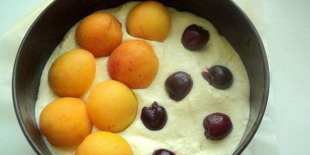 творожник с абрикосами и вишней