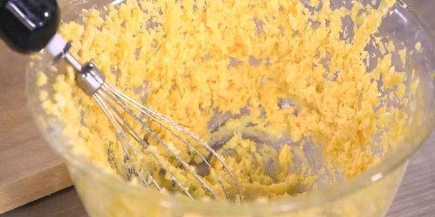 творожник с миндалем и вяленой вишней