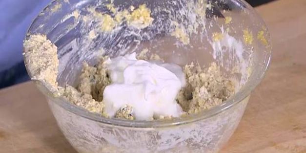 творожник с миндалем и вяленой вишней