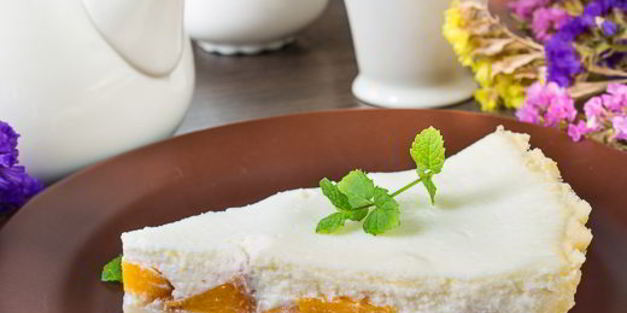 творожник с персиками