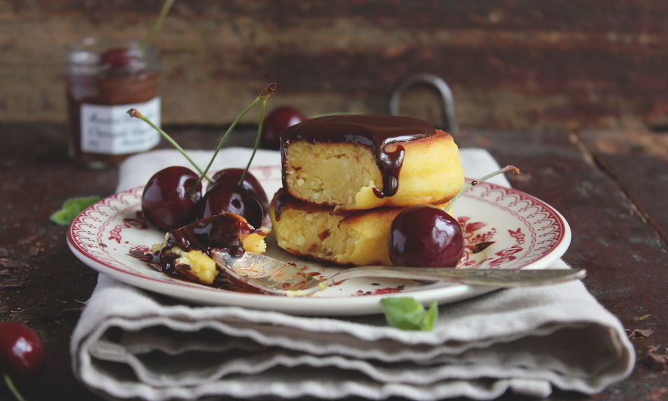 Рецепт ванильные сырники с шоколадным соусом и черешней