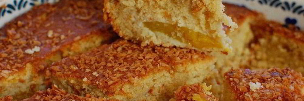 Бисквит с манго и кокосом