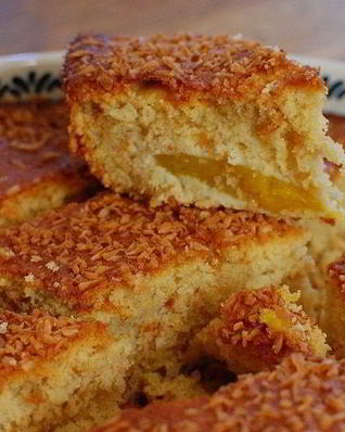 Бисквит с манго и кокосом