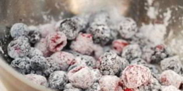 бисквит с замороженными ягодами