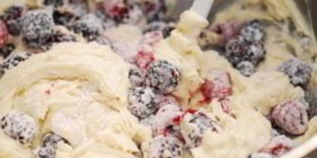 бисквит с замороженными ягодами