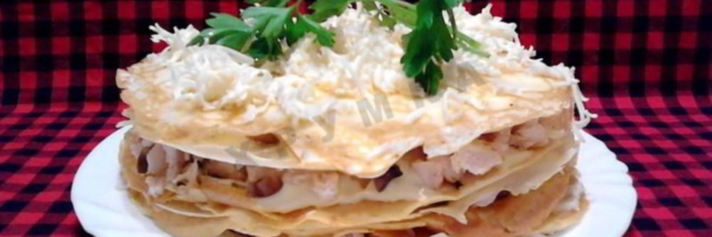 Блинный торт с грибами и курицей
