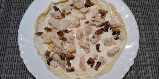 блинный торт с грибами и курицей