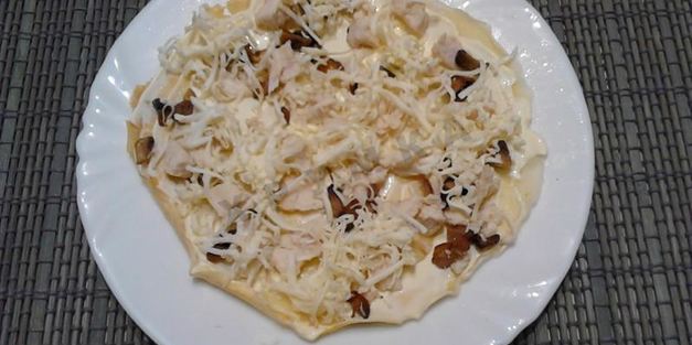 блинный торт с грибами и курицей