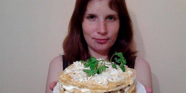 блинный торт с грибами и курицей