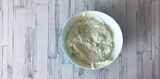 йогуртовый фисташковый торт с жимолостью