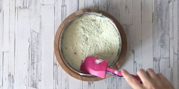 йогуртовый фисташковый торт с жимолостью