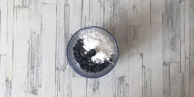 йогуртовый фисташковый торт с жимолостью