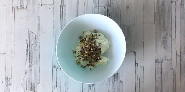 йогуртовый фисташковый торт с жимолостью