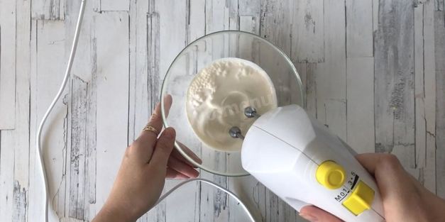 йогуртовый фисташковый торт с жимолостью