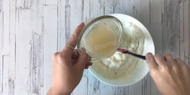 йогуртовый фисташковый торт с жимолостью