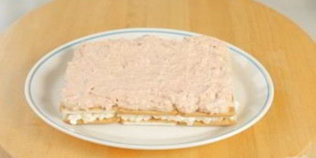 лучший закусочный торт из крекеров и рыбной консервы