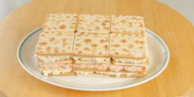 лучший закусочный торт из крекеров и рыбной консервы