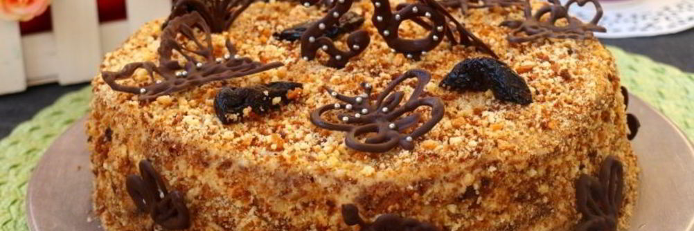 Медовик с черносливом