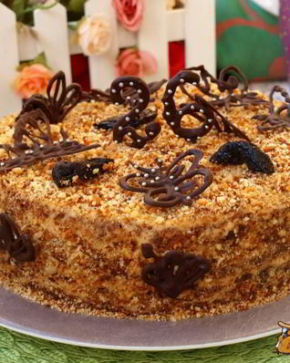 Медовик с черносливом