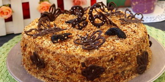 медовик с черносливом