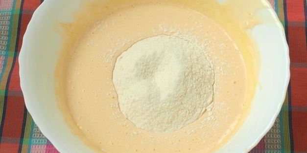 медовик с черносливом